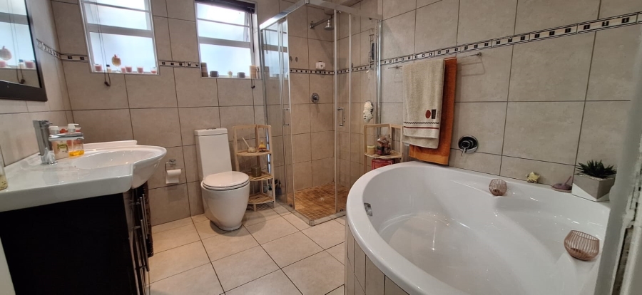 5 Bedroom Property for Sale in Elfindale Western Cape